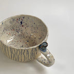 hrnek buclatý - proužek ptáček