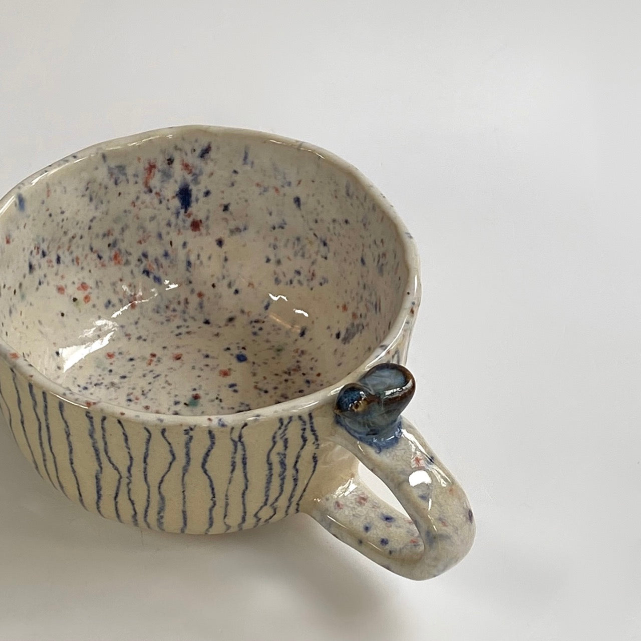 hrnek buclatý - proužek ptáček