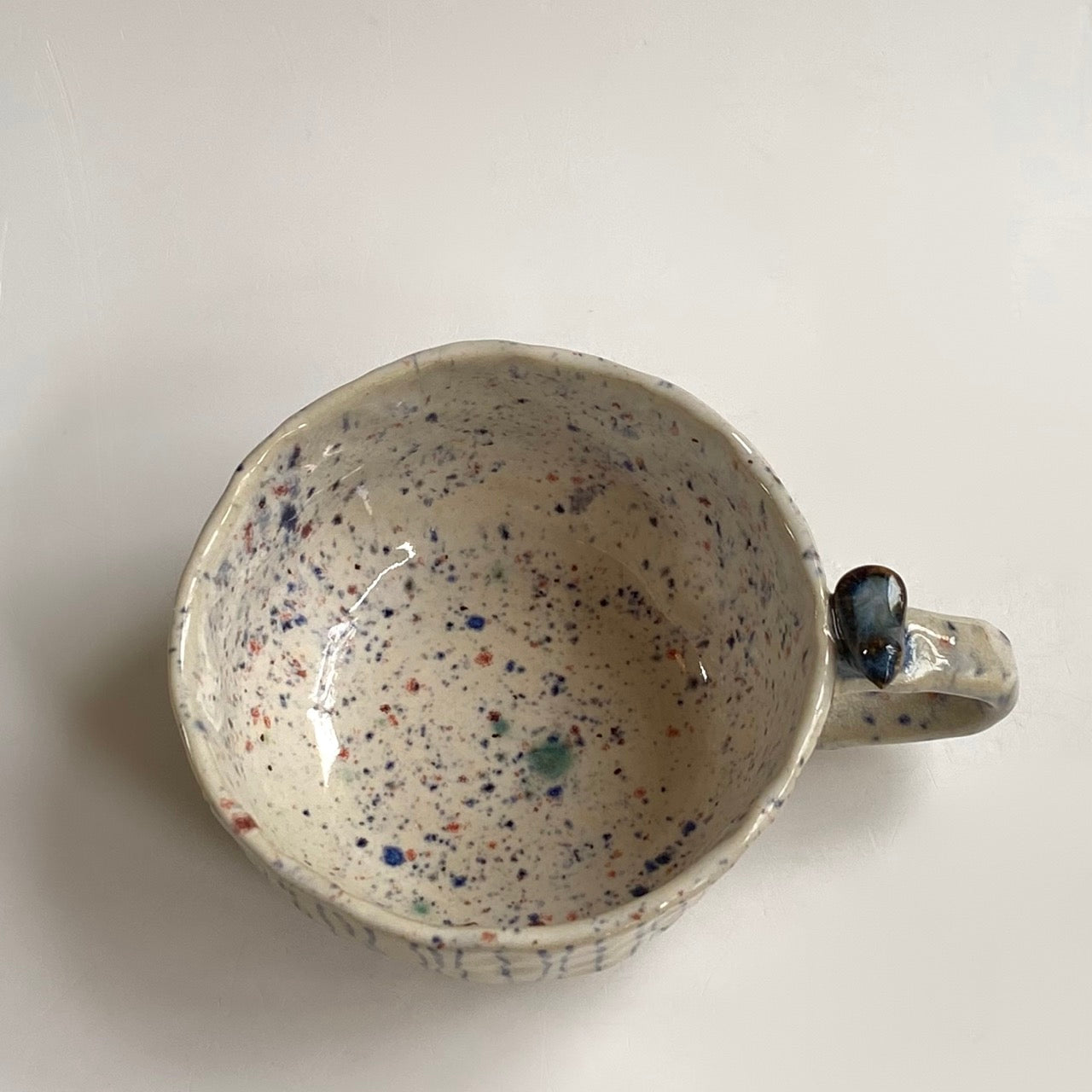 hrnek buclatý - proužek ptáček