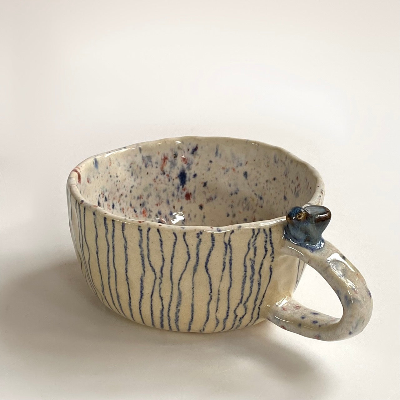 hrnek buclatý - proužek ptáček