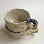 hrnek buclatý - kytička