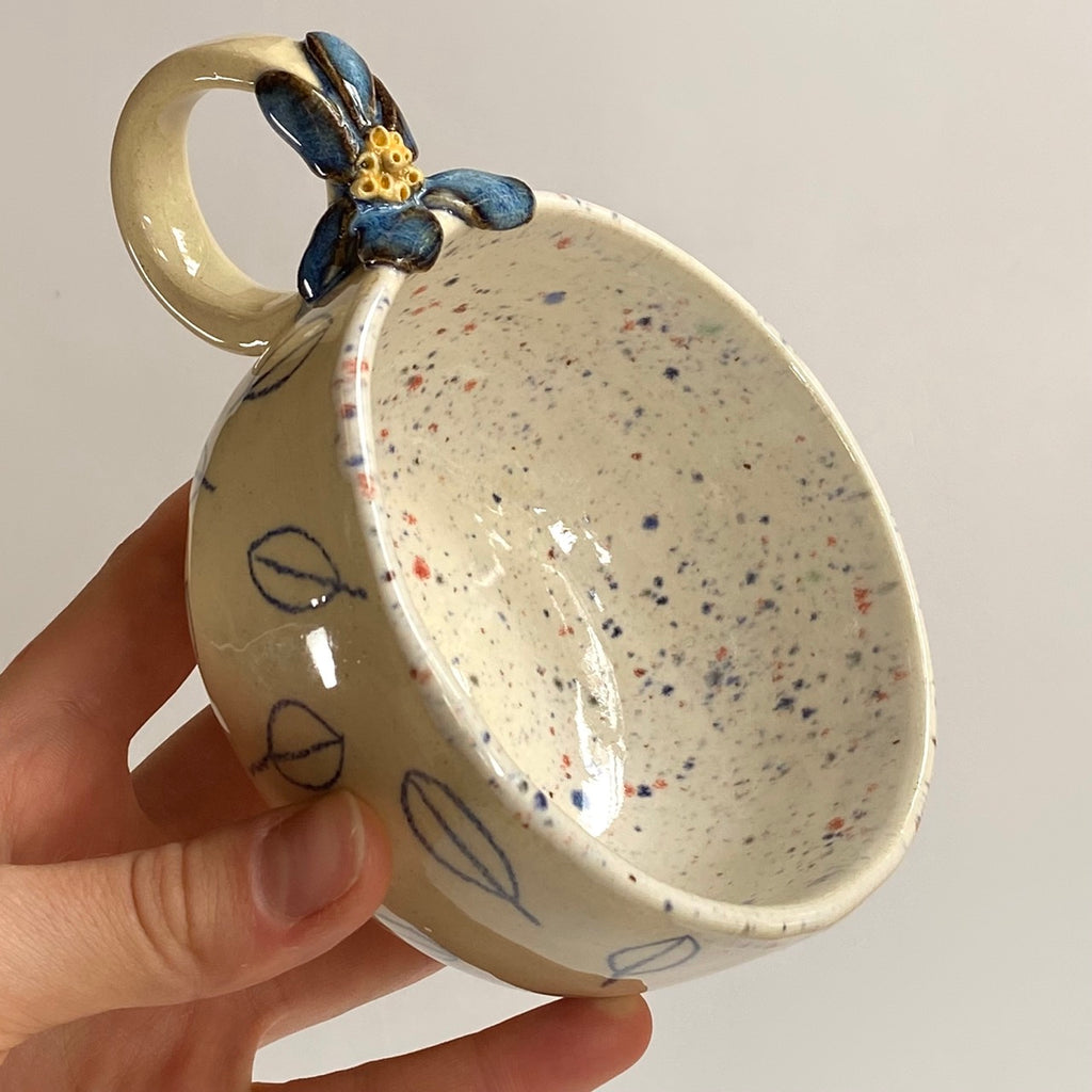 hrnek buclatý - kytička