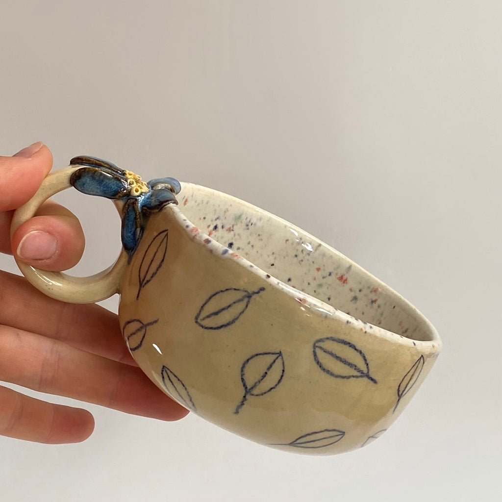 hrnek buclatý - kytička