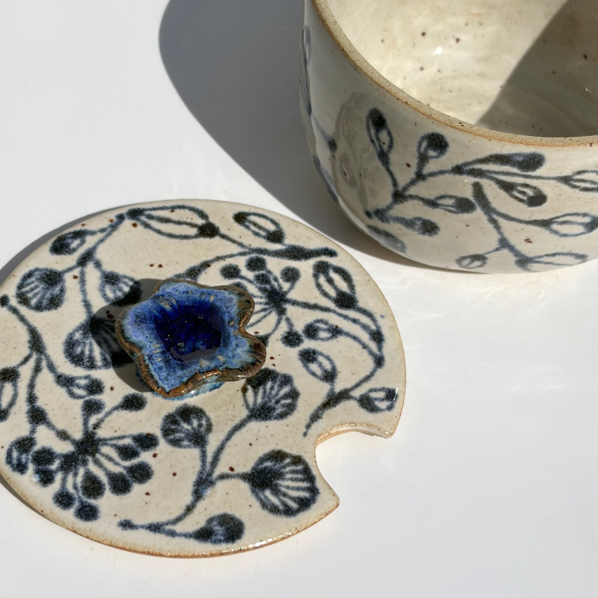 sugar bowl - honey pot