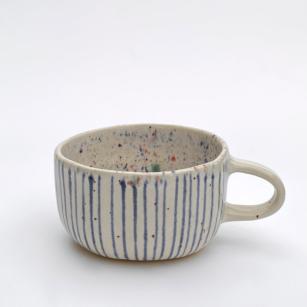 hrnek buclatý - deštivý proužek