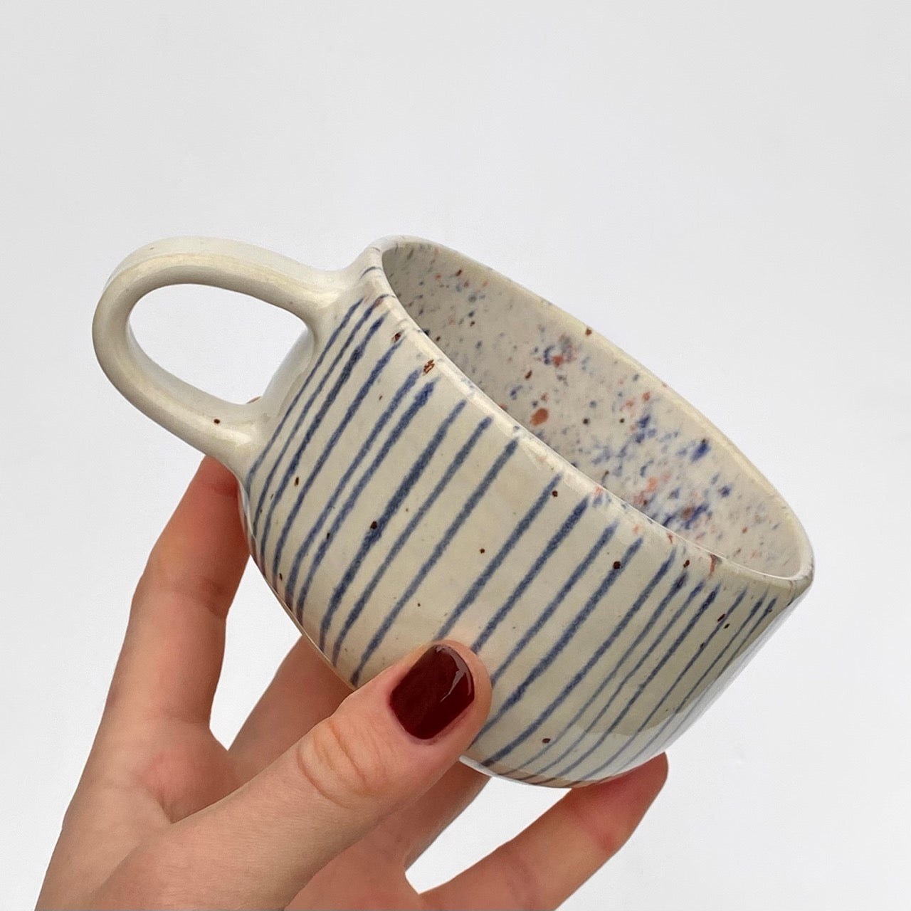 hrnek buclatý - deštivý proužek